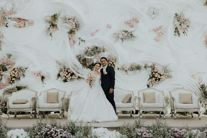 Compilation of White Themed Wedding by Skenoo Hall Emporium Pluit by IKK Wedding - 002 Compilation of White Themed Wedding by Skenoo Hall Emporium Pluit by IKK Wedding - 002