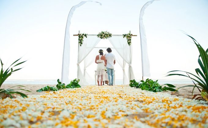 Beach Wedding by Samabe Bali Suites & Villas - 002 Beach Wedding by Samabe Bali Suites & Villas - 002