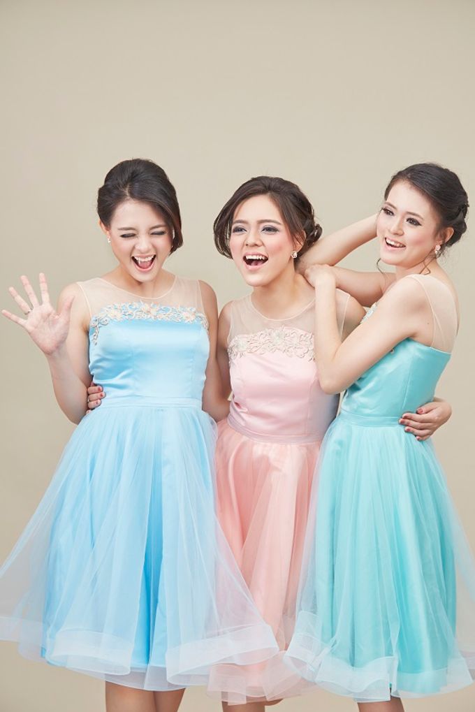 Family portrait with oyong sister by Lademoiselle Bridesmaids - 005