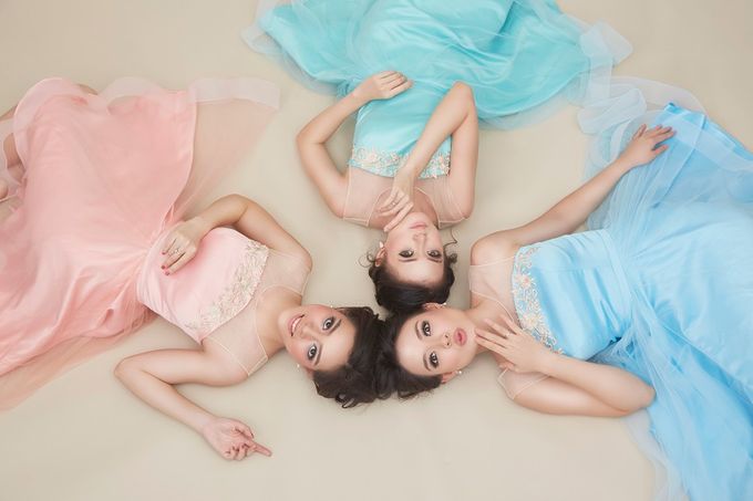 Family portrait with oyong sister by Lademoiselle Bridesmaids - 008 Family portrait with oyong sister by Lademoiselle Bridesmaids - 008