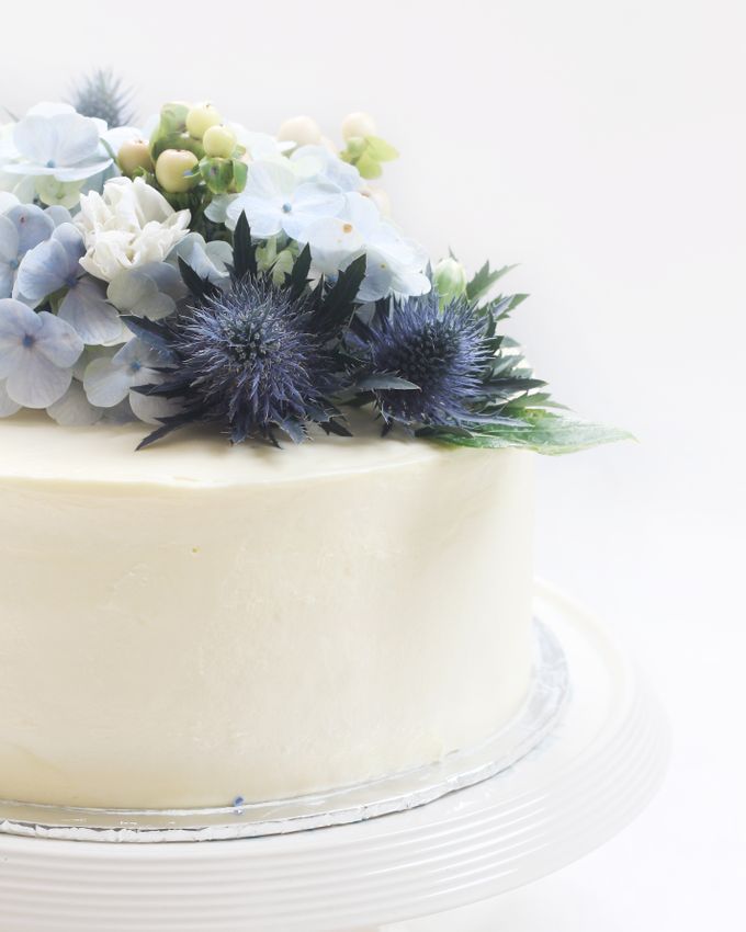 Party Cake - Frosted Cake with Imported Flowers by Lareia Cake & Co. - 004