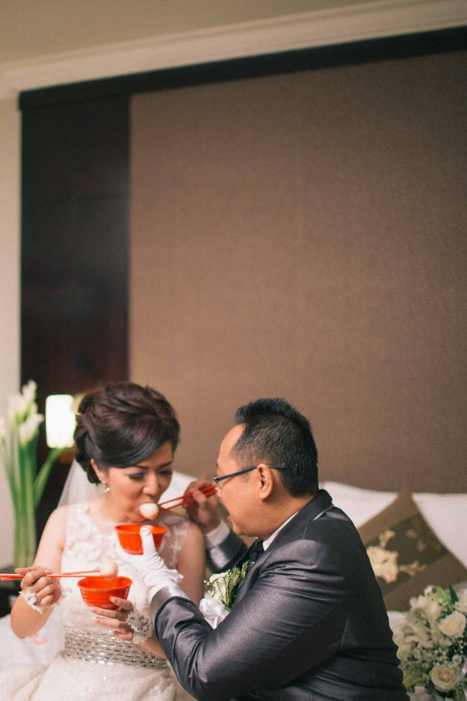 The Wedding Day of Ferry and Raisa by Loov Pictura - 017