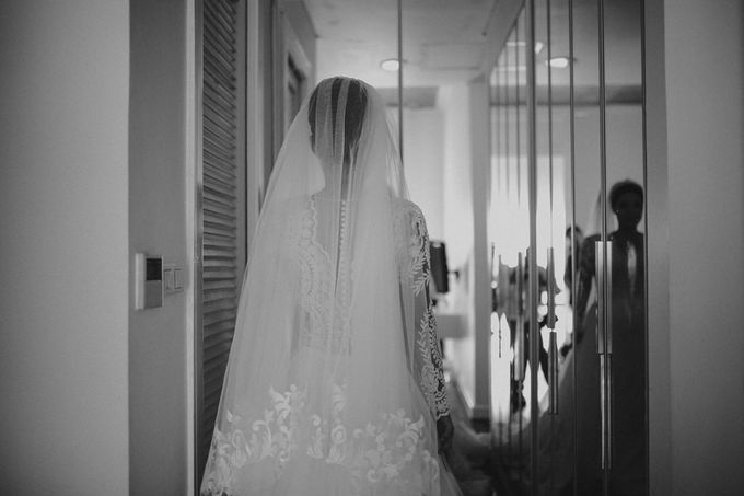 Cathedral Jakarta & The Edge Uluwatu | Duo City Wedding of Julia & Erick by ILUMINEN - 003