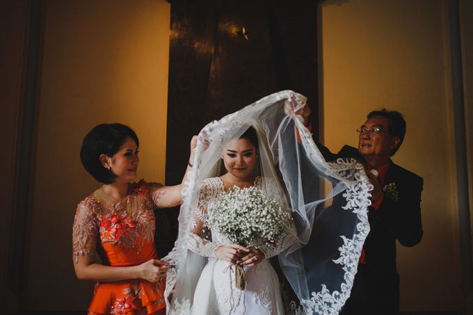 Cathedral Jakarta & The Edge Uluwatu | Duo City Wedding of Julia & Erick by ILUMINEN - 022