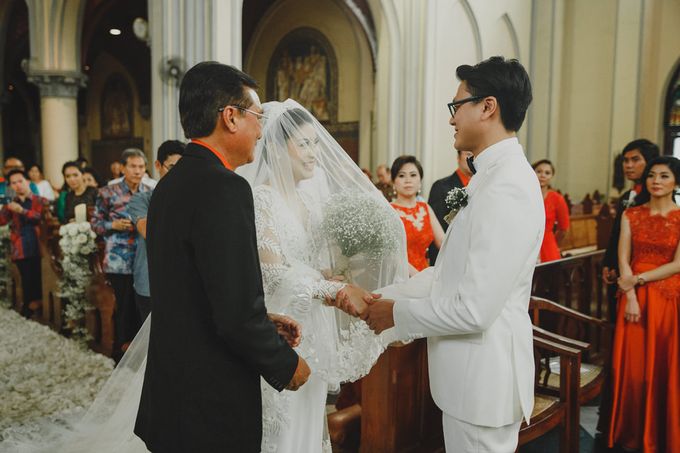 Cathedral Jakarta & The Edge Uluwatu | Duo City Wedding of Julia & Erick by ILUMINEN - 026 Cathedral Jakarta & The Edge Uluwatu | Duo City Wedding of Julia & Erick by ILUMINEN - 026