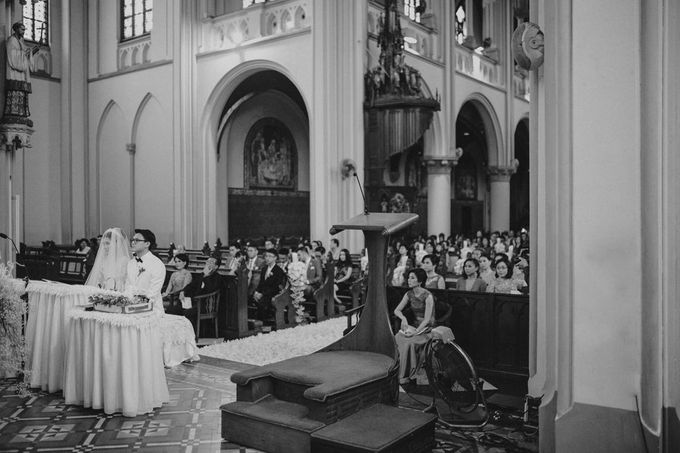 Cathedral Jakarta & The Edge Uluwatu | Duo City Wedding of Julia & Erick by ILUMINEN - 030