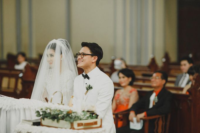 Cathedral Jakarta & The Edge Uluwatu | Duo City Wedding of Julia & Erick by ILUMINEN - 031