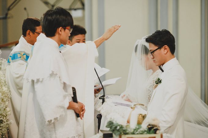 Cathedral Jakarta & The Edge Uluwatu | Duo City Wedding of Julia & Erick by ILUMINEN - 032 Cathedral Jakarta & The Edge Uluwatu | Duo City Wedding of Julia & Erick by ILUMINEN - 032