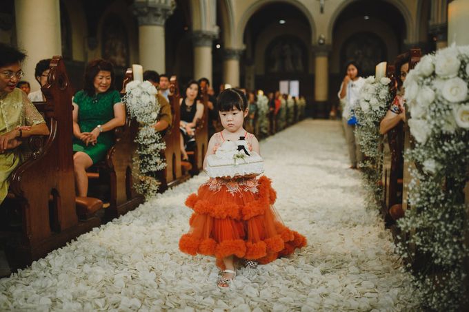 Cathedral Jakarta & The Edge Uluwatu | Duo City Wedding of Julia & Erick by ILUMINEN - 034 Cathedral Jakarta & The Edge Uluwatu | Duo City Wedding of Julia & Erick by ILUMINEN - 034
