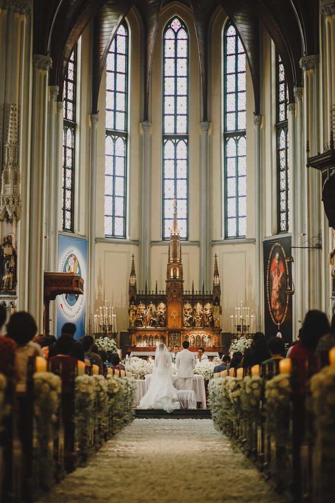 Cathedral Jakarta & The Edge Uluwatu | Duo City Wedding of Julia & Erick by ILUMINEN - 040