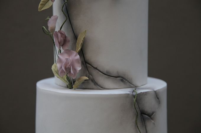 Cracked Concrete and Sweet Pea Vines by Winnie Cake Couture - 002 Cracked Concrete and Sweet Pea Vines by Winnie Cake Couture - 002