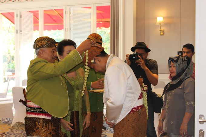 IJAB QOBUL CEREMONY AT BALLROOM RUMAH LUWIH - ARETA AND ARGA WEDDING by Corilux Art Decoration Florist - 005