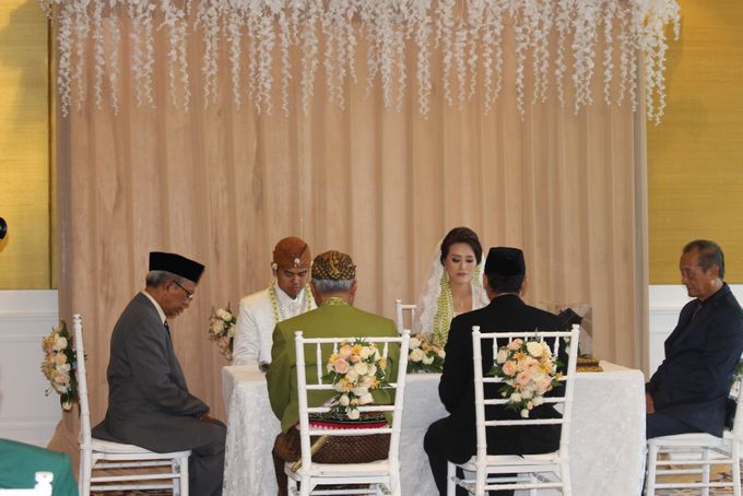 IJAB QOBUL CEREMONY AT BALLROOM RUMAH LUWIH - ARETA AND ARGA WEDDING by Corilux Art Decoration Florist - 008