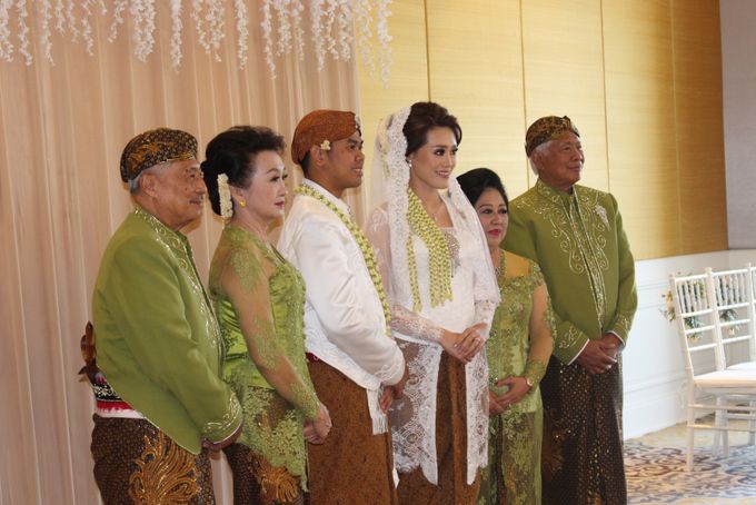 IJAB QOBUL CEREMONY AT BALLROOM RUMAH LUWIH - ARETA AND ARGA WEDDING by Corilux Art Decoration Florist - 009