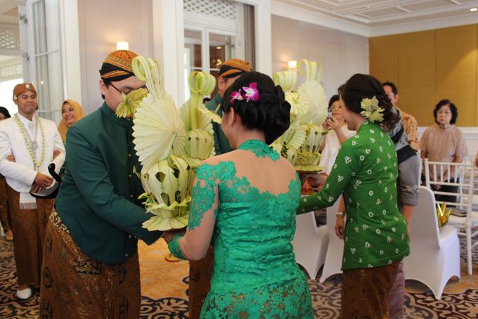 IJAB QOBUL CEREMONY AT BALLROOM RUMAH LUWIH - ARETA AND ARGA WEDDING by Corilux Art Decoration Florist - 010