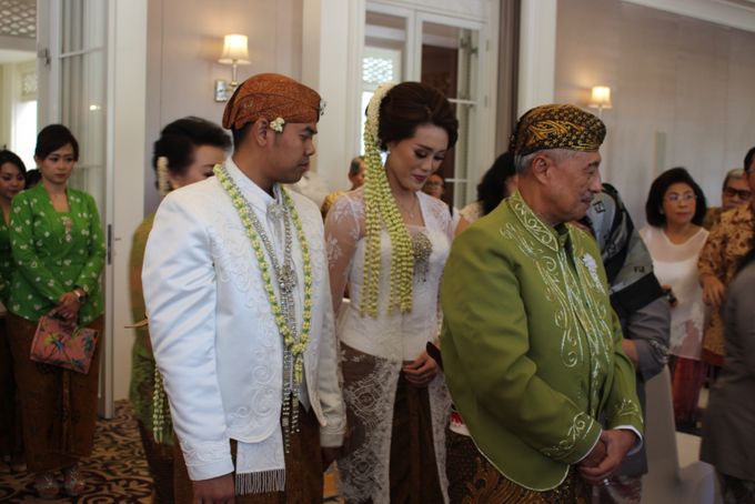 IJAB QOBUL CEREMONY AT BALLROOM RUMAH LUWIH - ARETA AND ARGA WEDDING by Corilux Art Decoration Florist - 012