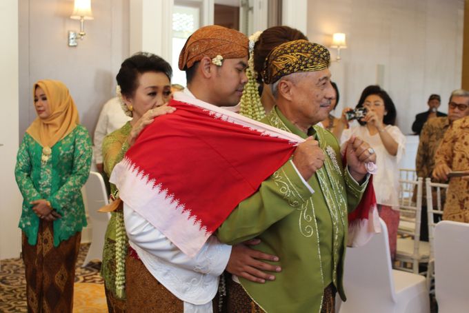 IJAB QOBUL CEREMONY AT BALLROOM RUMAH LUWIH - ARETA AND ARGA WEDDING by Corilux Art Decoration Florist - 013