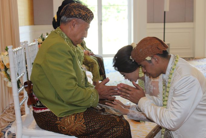 IJAB QOBUL CEREMONY AT BALLROOM RUMAH LUWIH - ARETA AND ARGA WEDDING by Corilux Art Decoration Florist - 016