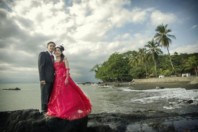 Beach, Flowers, Gardens, Love.. by Foto Wedding Bandung - 016