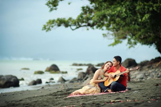 Beach, Flowers, Gardens, Love.. by Foto Wedding Bandung - 006