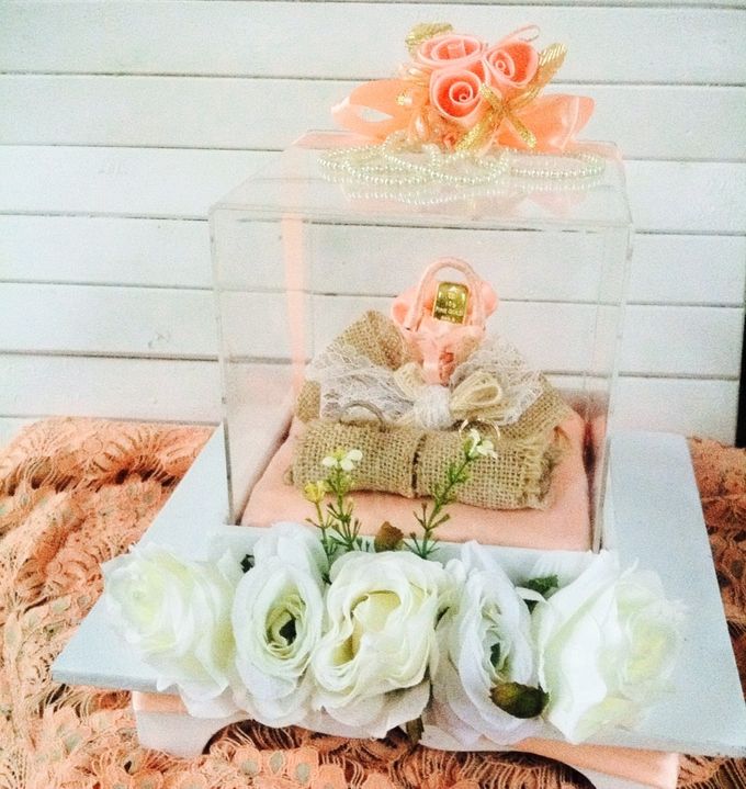 CLASIC WHITE BOX (burlap ringbox) by DNY Creative - 001