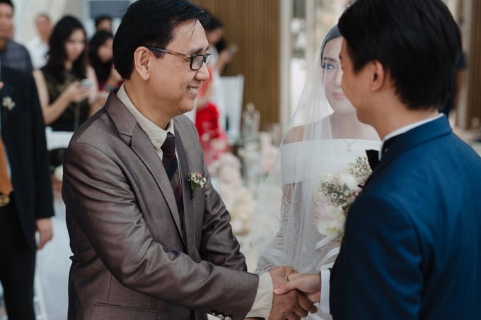 Simple and Modern Rococo style wedding at the Island of Gods by Maxtu Photography - 025 Simple and Modern Rococo style wedding at the Island of Gods by Maxtu Photography - 025