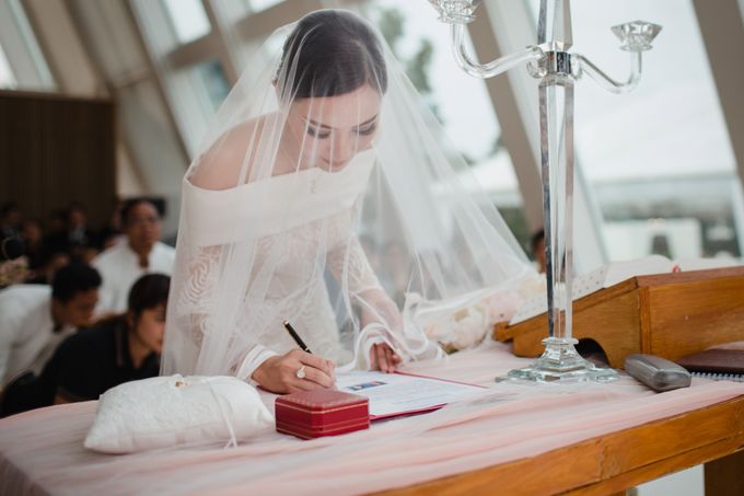 Simple and Modern Rococo style wedding at the Island of Gods by Maxtu Photography - 027 Simple and Modern Rococo style wedding at the Island of Gods by Maxtu Photography - 027