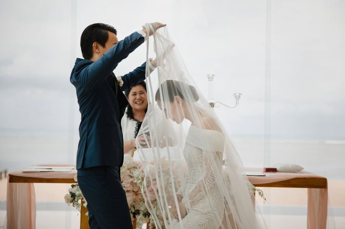 Simple and Modern Rococo style wedding at the Island of Gods by Maxtu Photography - 032 Simple and Modern Rococo style wedding at the Island of Gods by Maxtu Photography - 032