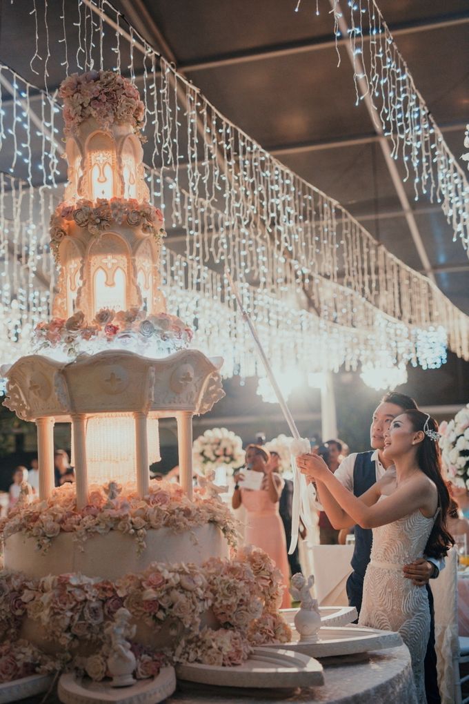 Simple and Modern Rococo style wedding at the Island of Gods by Maxtu Photography - 048 Simple and Modern Rococo style wedding at the Island of Gods by Maxtu Photography - 048