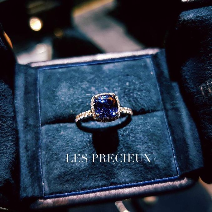 Cushion Cornflower Blue Sapphire Engagement Ring by LES PRECIEUX - 001