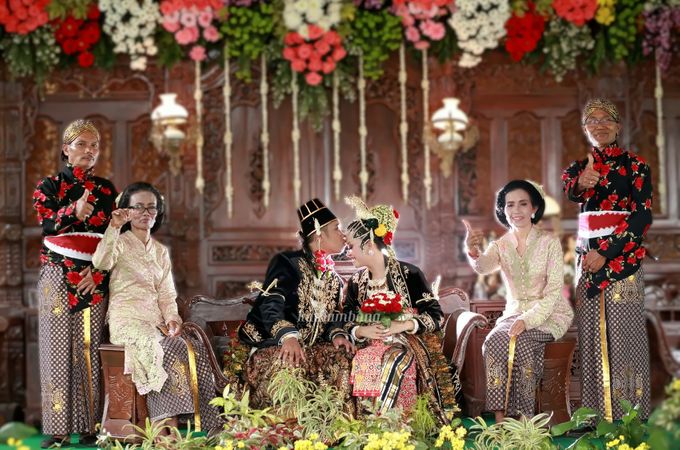Pengantin Hijab - Bridal - Paes Tradisional by Rumah Rias Itut Bambang - 008 Pengantin Hijab - Bridal - Paes Tradisional by Rumah Rias Itut Bambang - 008