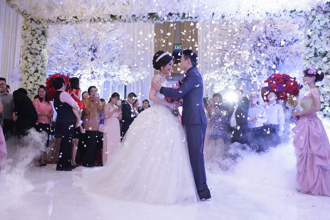 Noviani & Adhi Wedding at The Ballroom - Winter Wonderland Theme by Hilton Bandung - 004 Noviani & Adhi Wedding at The Ballroom - Winter Wonderland Theme by Hilton Bandung - 004