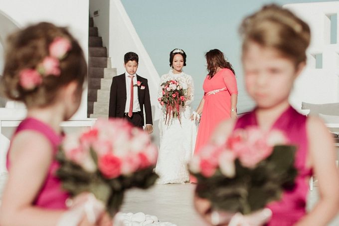 Romantic and luxurious wedding in Santorini by Stella & Moscha Weddings - 014 Romantic and luxurious wedding in Santorini by Stella & Moscha Weddings - 014