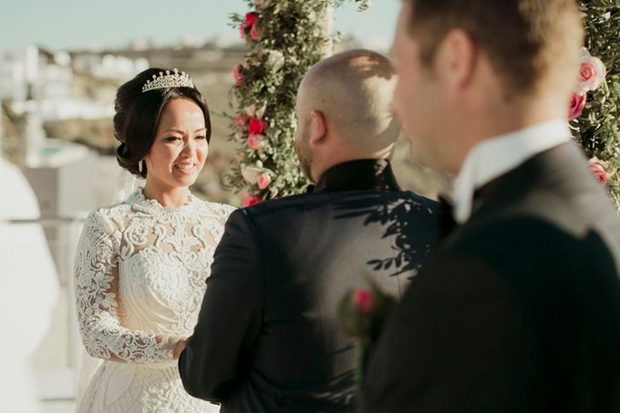 Romantic and luxurious wedding in Santorini by Stella & Moscha Weddings - 016 Romantic and luxurious wedding in Santorini by Stella & Moscha Weddings - 016