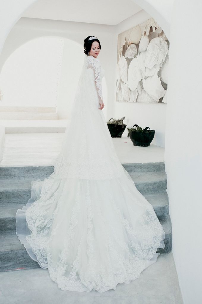 Romantic and luxurious wedding in Santorini by Stella & Moscha Weddings - 019 Romantic and luxurious wedding in Santorini by Stella & Moscha Weddings - 019