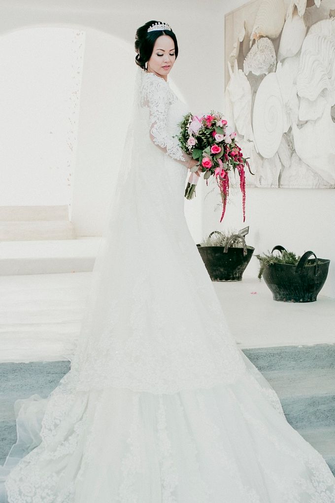 Romantic and luxurious wedding in Santorini by Stella & Moscha Weddings - 022 Romantic and luxurious wedding in Santorini by Stella & Moscha Weddings - 022