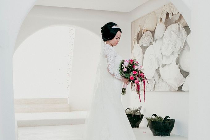 Romantic and luxurious wedding in Santorini by Stella & Moscha Weddings - 023 Romantic and luxurious wedding in Santorini by Stella & Moscha Weddings - 023