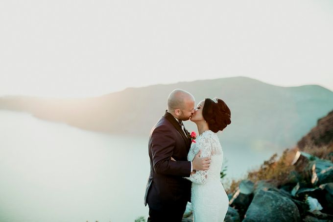 Romantic and luxurious wedding in Santorini by Stella & Moscha Weddings - 026 Romantic and luxurious wedding in Santorini by Stella & Moscha Weddings - 026
