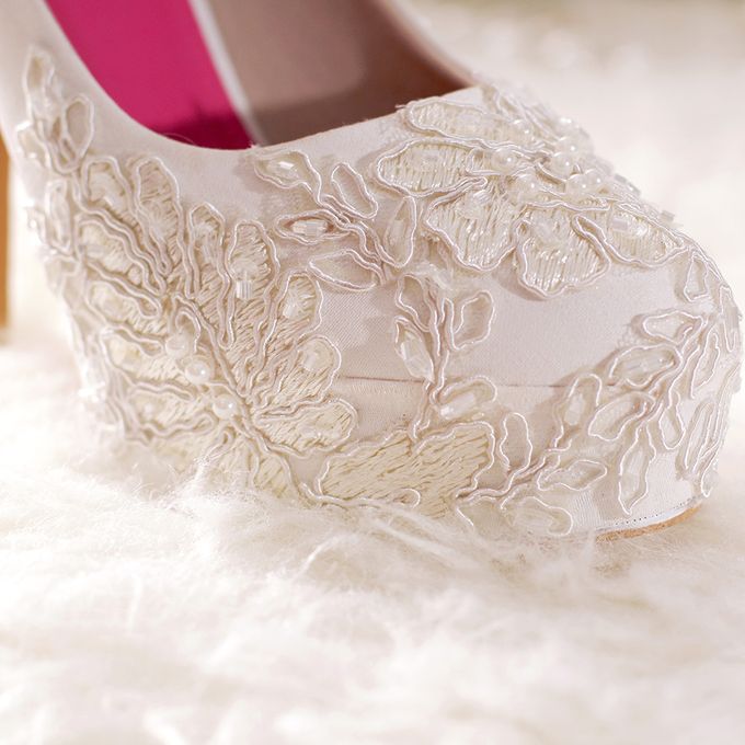 SLIGHT SEPATU PLATFORM POMPOM PUTIH by SLIGHTshop.com - 001 SLIGHT SEPATU PLATFORM POMPOM PUTIH by SLIGHTshop.com - 001