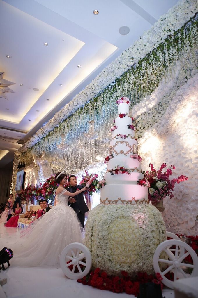 Noviani & Adhi Wedding at The Ballroom - Winter Wonderland Theme by Hilton Bandung - 006 Noviani & Adhi Wedding at The Ballroom - Winter Wonderland Theme by Hilton Bandung - 006