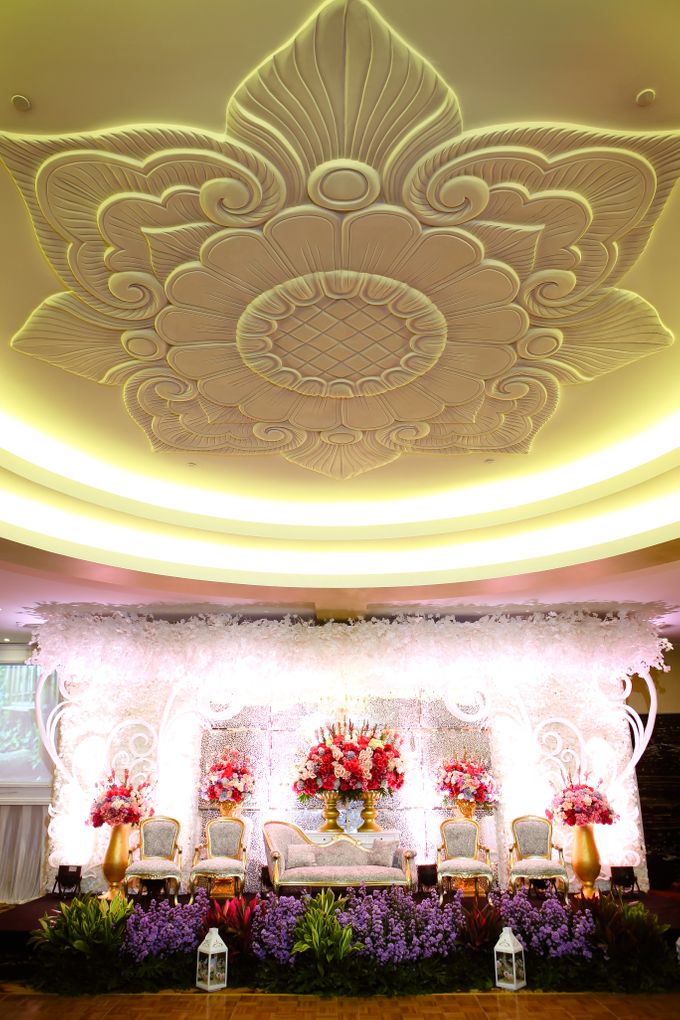 Engagement of Purnama and Livia at Hotel Borobudur Jakarta. by The Swan Decoration - 001