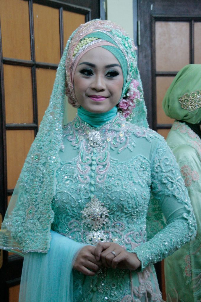 Gaun Pengantin Resepsi Rinda & Itok Wedding by LAKSMI 0817 0370 7670 by LAKSMI - Kebaya Muslimah & Islamic Bride - 010 Gaun Pengantin Resepsi Rinda & Itok Wedding by LAKSMI 0817 0370 7670 by LAKSMI - Kebaya Muslimah & Islamic Bride - 010