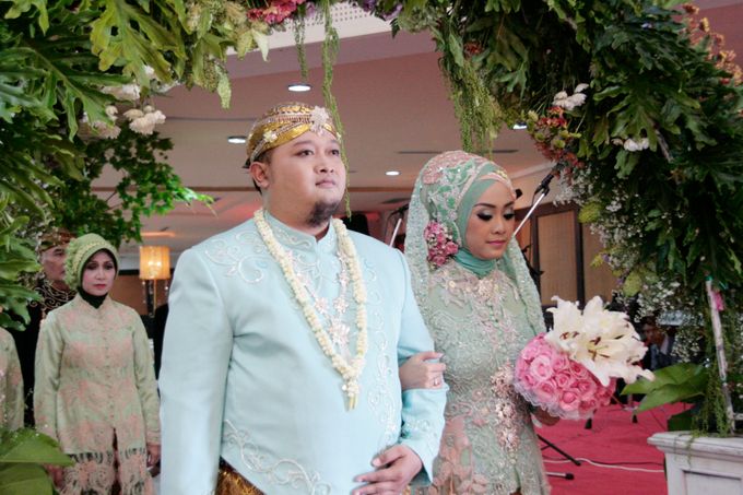 Gaun Pengantin Resepsi Rinda & Itok Wedding by LAKSMI 0817 0370 7670 by LAKSMI - Kebaya Muslimah & Islamic Bride - 009 Gaun Pengantin Resepsi Rinda & Itok Wedding by LAKSMI 0817 0370 7670 by LAKSMI - Kebaya Muslimah & Islamic Bride - 009