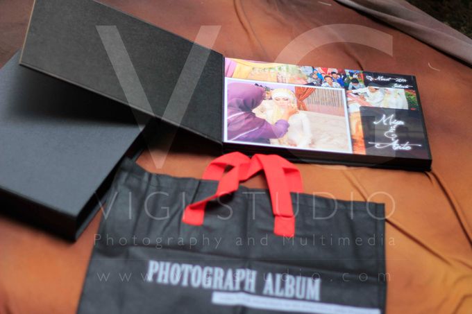 Album Photo Kolase Wedding Miya & Anto Model Kayu Hitam Minimalis by VIGI STUDIO - 008 Album Photo Kolase Wedding Miya & Anto Model Kayu Hitam Minimalis by VIGI STUDIO - 008