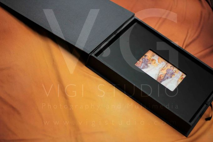 Album Photo Kolase Wedding Miya & Anto Model Kayu Hitam Minimalis by VIGI STUDIO - 001 Album Photo Kolase Wedding Miya & Anto Model Kayu Hitam Minimalis by VIGI STUDIO - 001