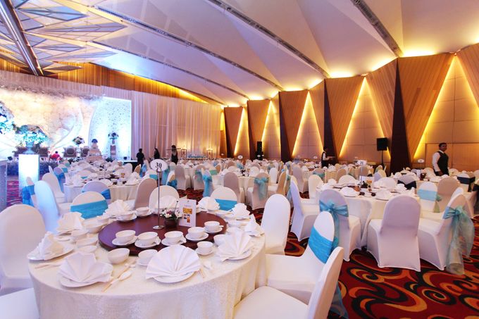 round table setup wedding reception