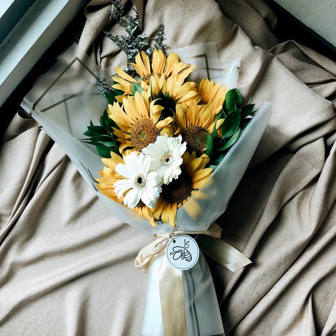 Gift Hand Bouquet by Busy Bees Florist - 004