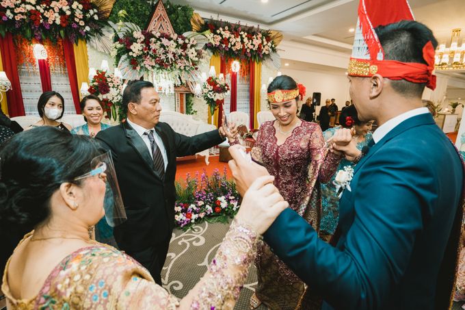 Adrian & Desi Wedding Day by THE TRIBRATA Darmawangsa Jakarta - 016