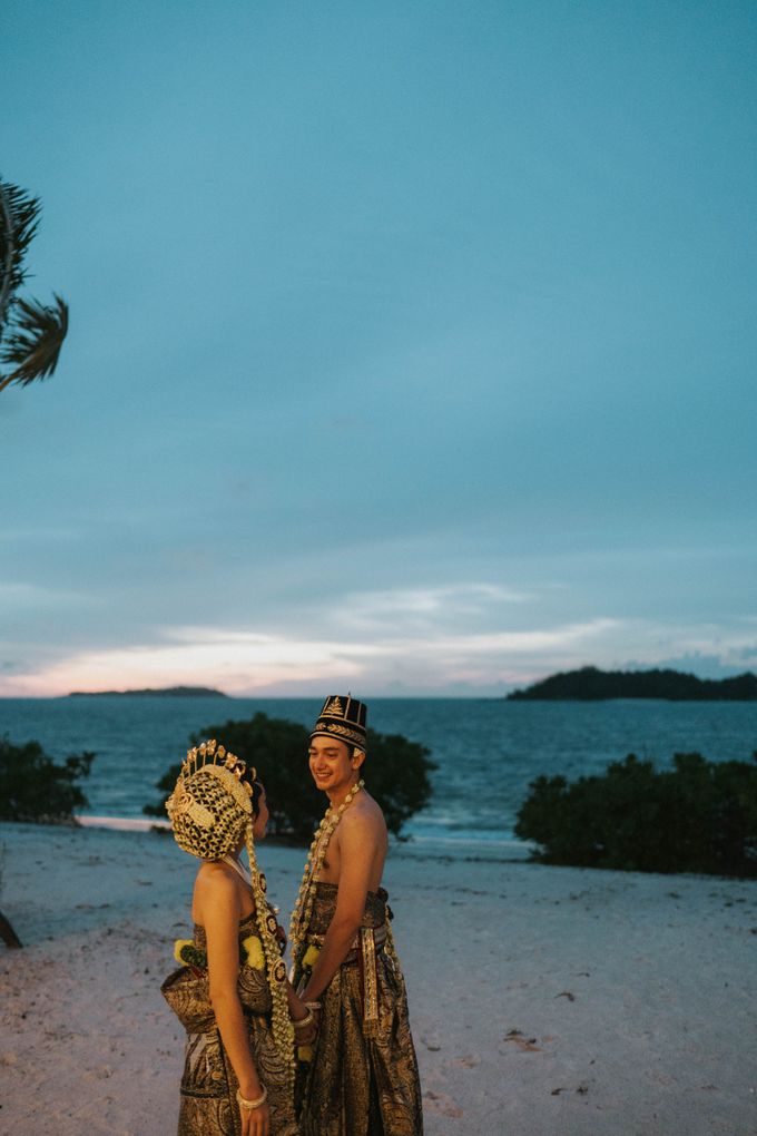 Adipati Dolken & Canti Tachril Beach Wedding by Hian Tjen - 004