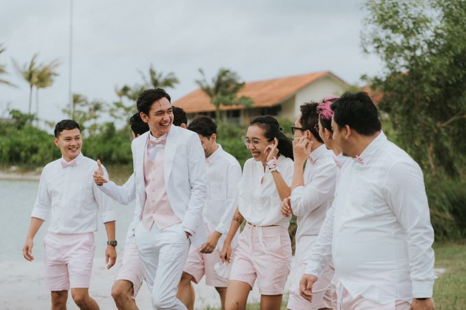 Adipati Dolken & Canti Tachril Beach Wedding by Hian Tjen - 002